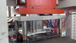 Operação de fábrica da máquina para fabricação de bandejas de folha de alumínio com 2 compartimentos de 80 toneladas