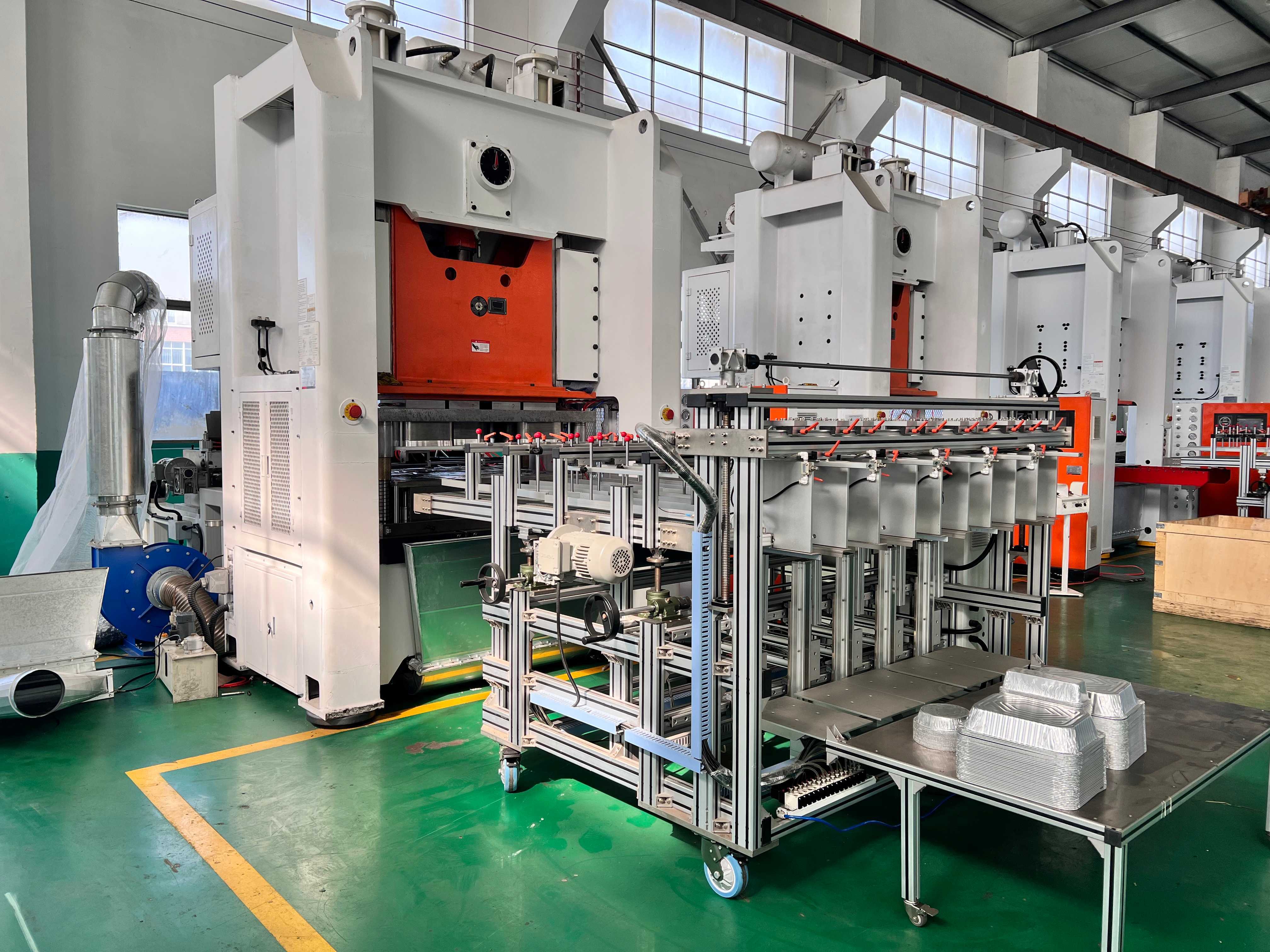Últimos blogs da empresa sobre What equipment does a fully automatic aluminum foil container production line include?