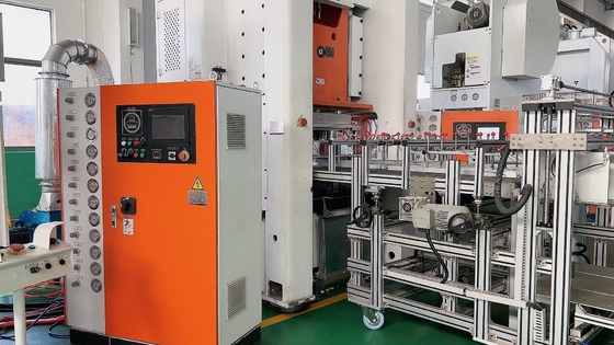 ISO 36-70 Traços/min Mitsubishi PLC ajustável alimentador elétrico Máquina de fabricação de potes de papel de alumínio LK-T80