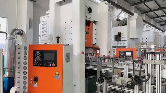 Máquina de fabricação de recipientes de alimentos em folha de alumínio 35-68 traços por minuto Velocidade de trabalho